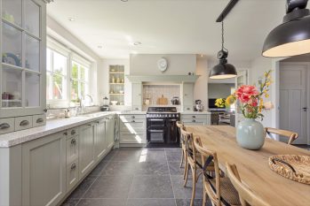 landelijke keuken met grijsgroene kleur