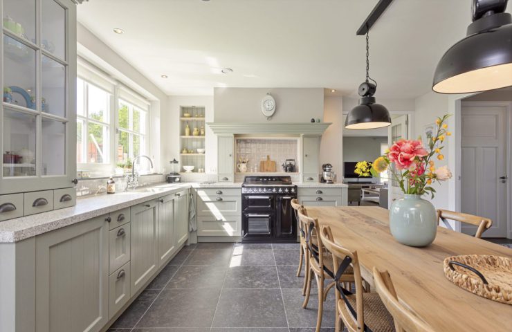 landelijke keuken met grijsgroene kleur