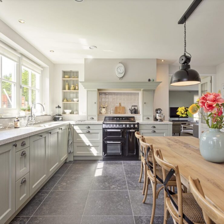 landelijke keuken met grijsgroene kleur