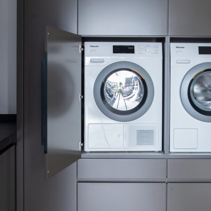 bijkeuken met weggewerkt apparatuur