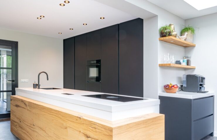 strakke keuken met koffiehoek