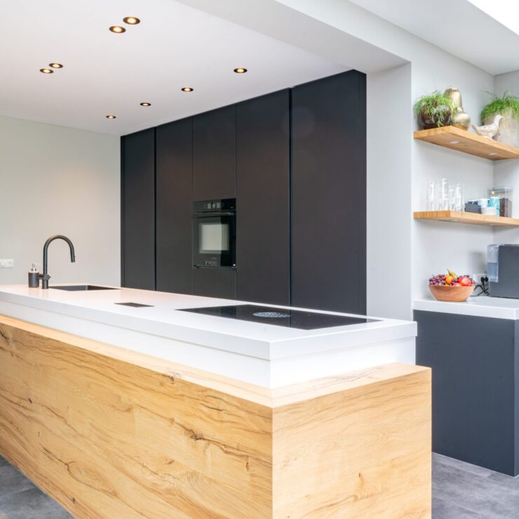strakke keuken met koffiehoek