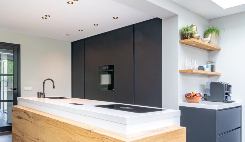 strakke keuken met koffiehoek