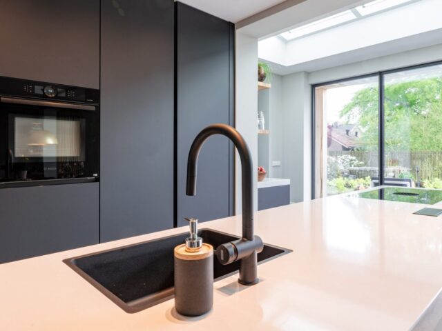 kookeiland met matte kastenwand