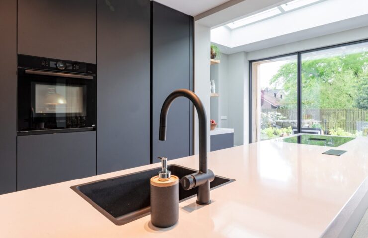 kookeiland met matte kastenwand