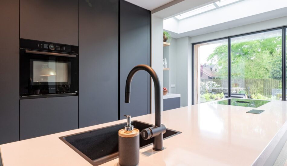 kookeiland met matte kastenwand