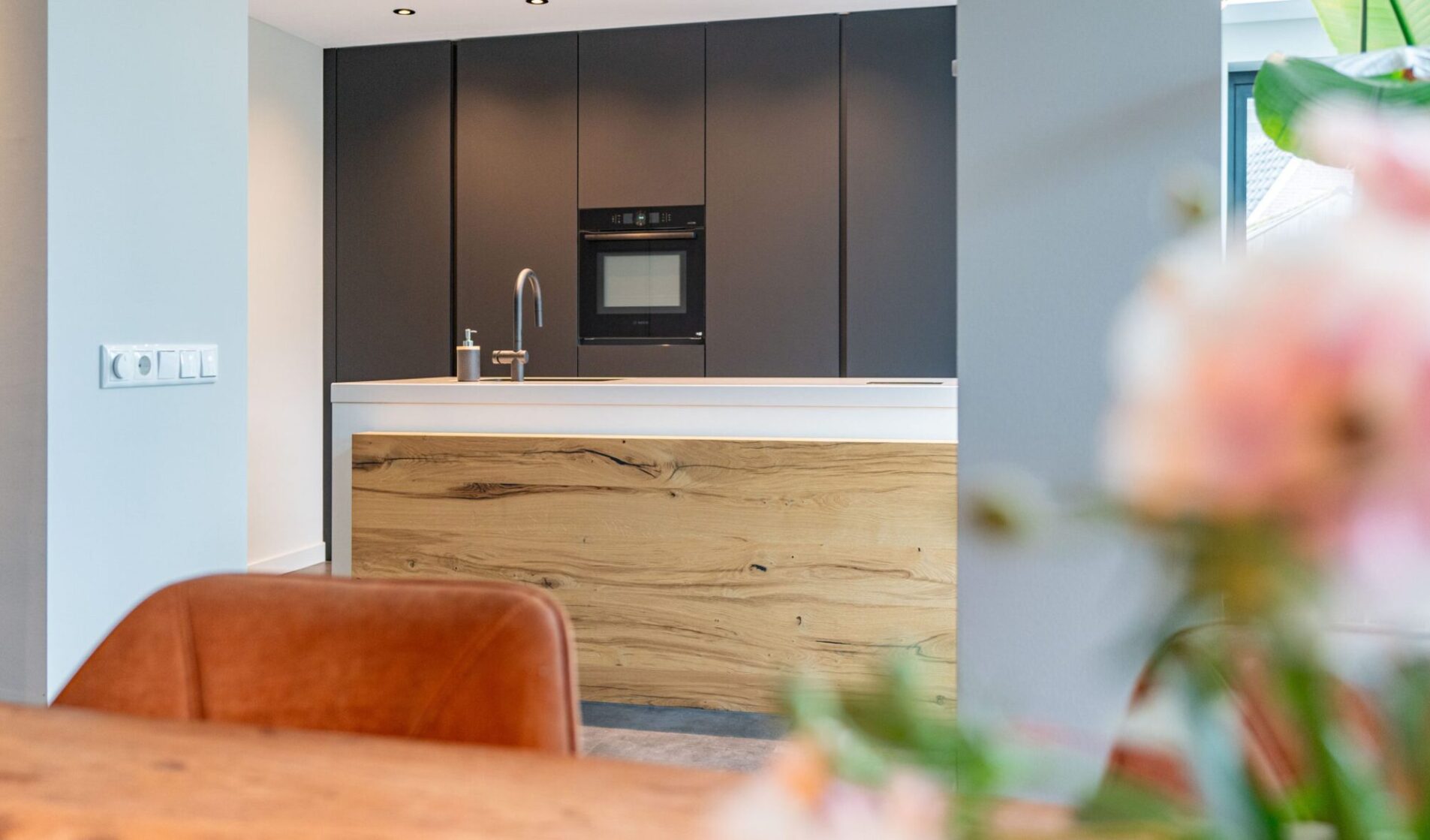 minimalistische keuken met kookeiland