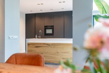 matte kastenwand met licht kookeiland