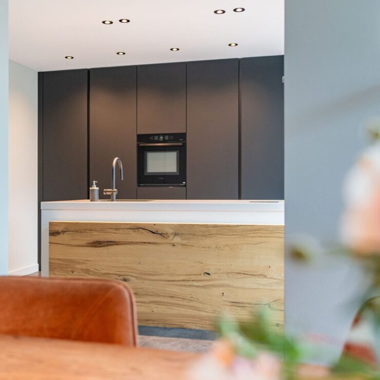 matte kastenwand met licht kookeiland