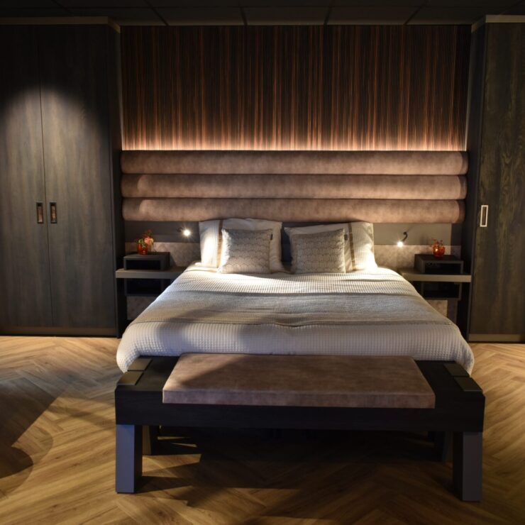 slaapkamer met donkere kasten