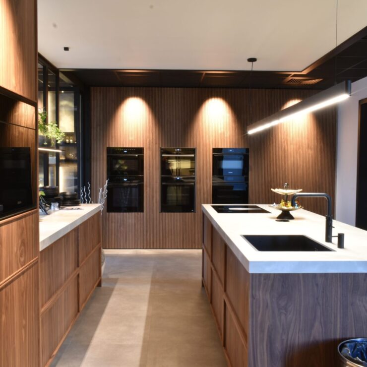 Houten keuken met licht werkblad