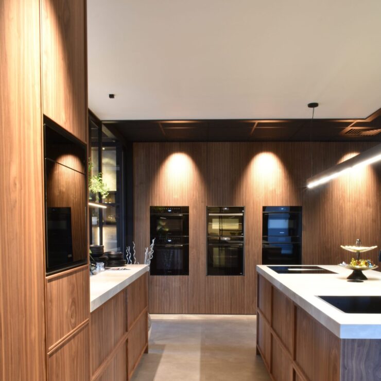 houten keuken met licht werkblad