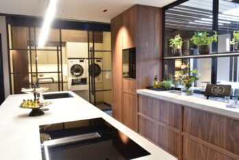 houten keuken met licht werkblad