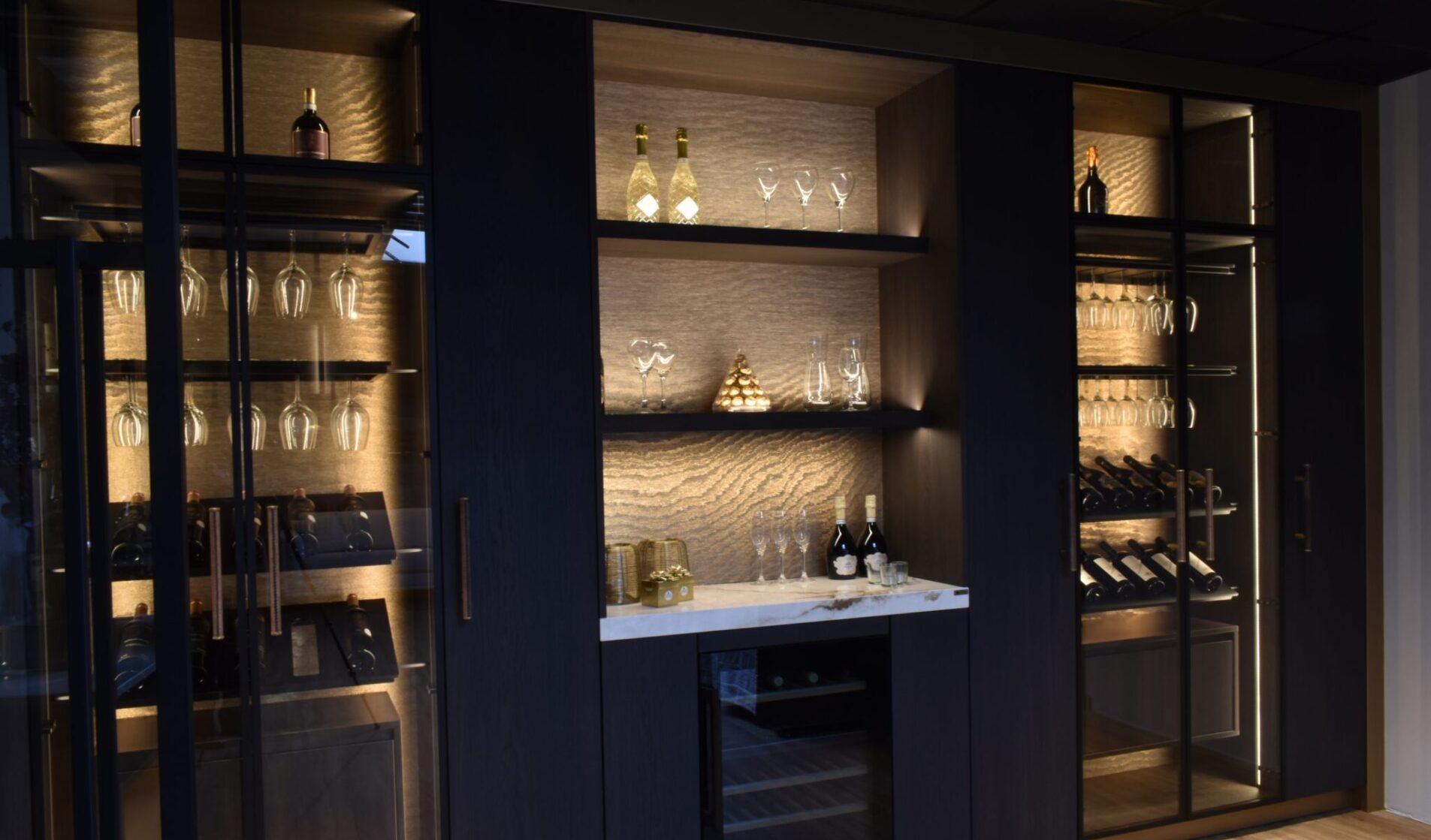 luxueuze kastenwand met donkere fronten
