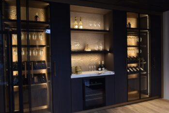 luxueuze kastenwand met donkere fronten