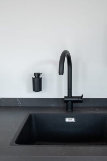detailfoto wasbak met zeeppompje