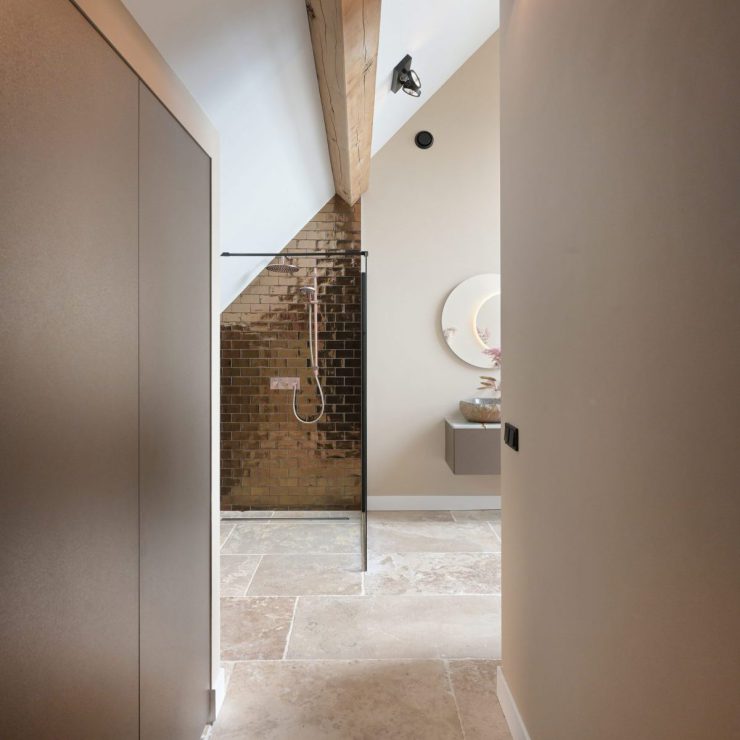 badkamer met gouden achterwand
