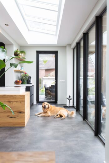 moderne keuken met veel lichtinval