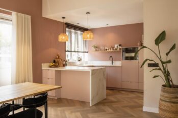 Moderne roze keuken