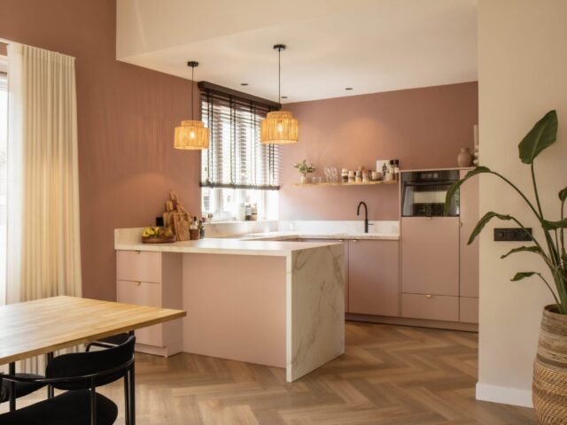Moderne roze keuken