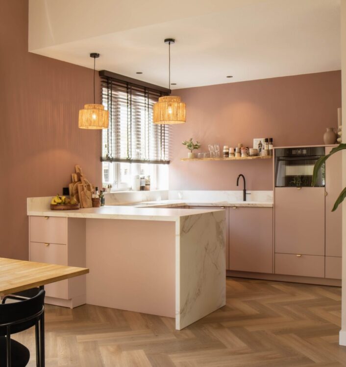 Moderne roze keuken