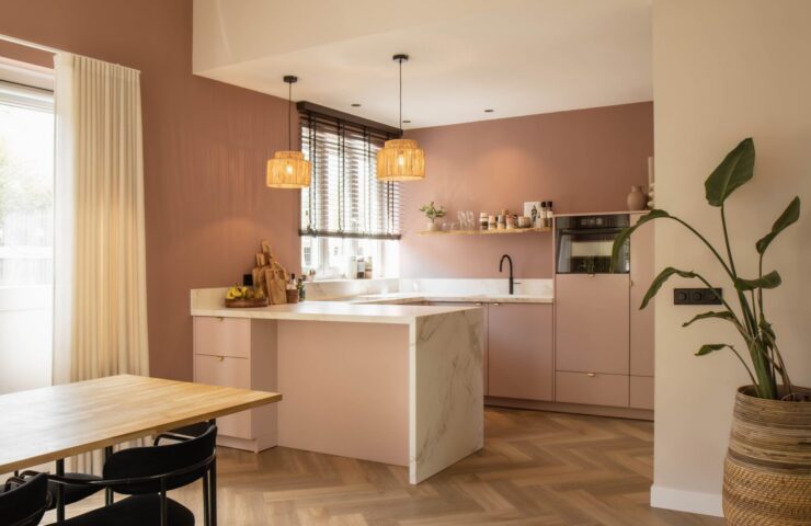 Moderne roze keuken