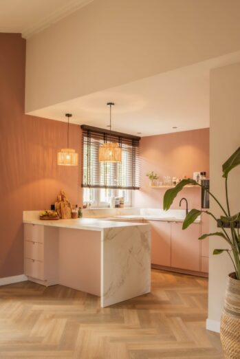 Moderne roze keuken