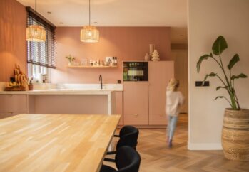 minimalistische keuken met unieke kleur