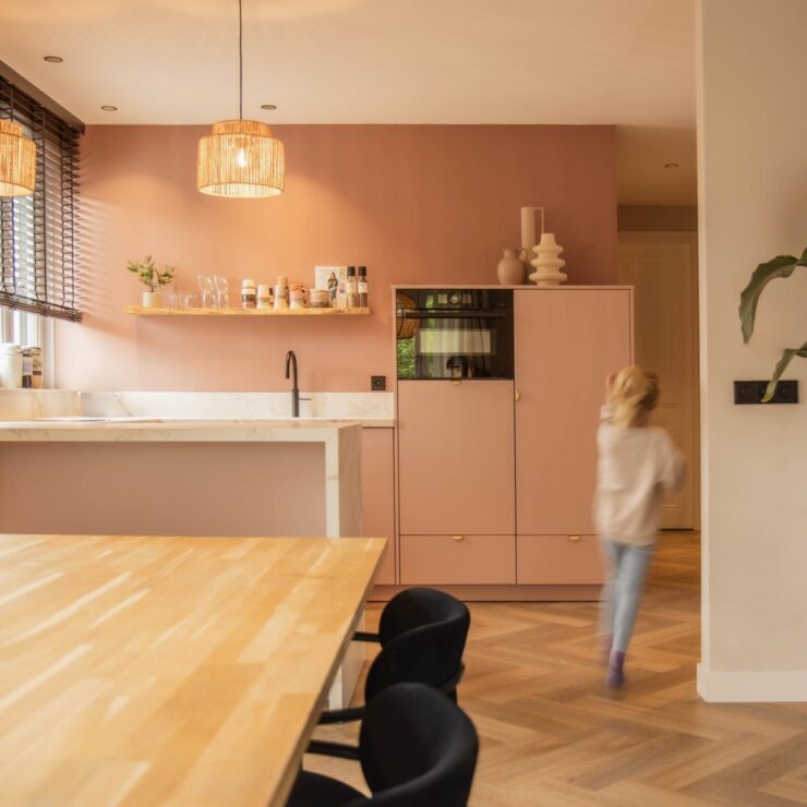 minimalistische keuken met unieke kleur