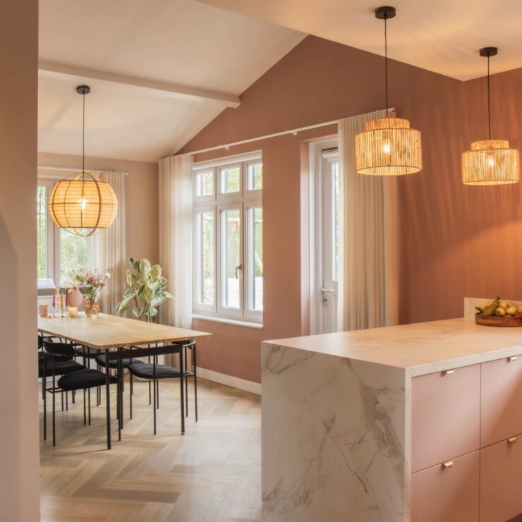 Moderne roze keuken met marmerlook blad