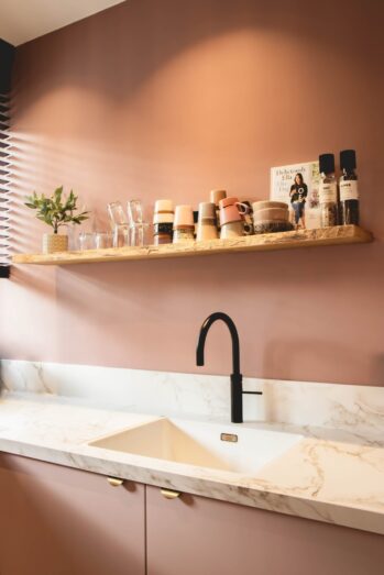 detailfoto lichte wasbak en wandplank