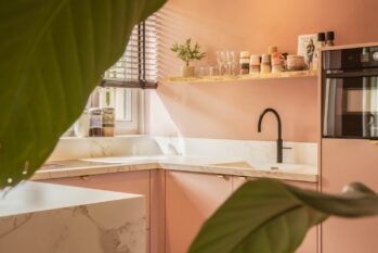 moderne roze keuken met marmerlook blad