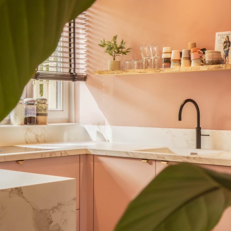 moderne roze keuken met marmerlook blad