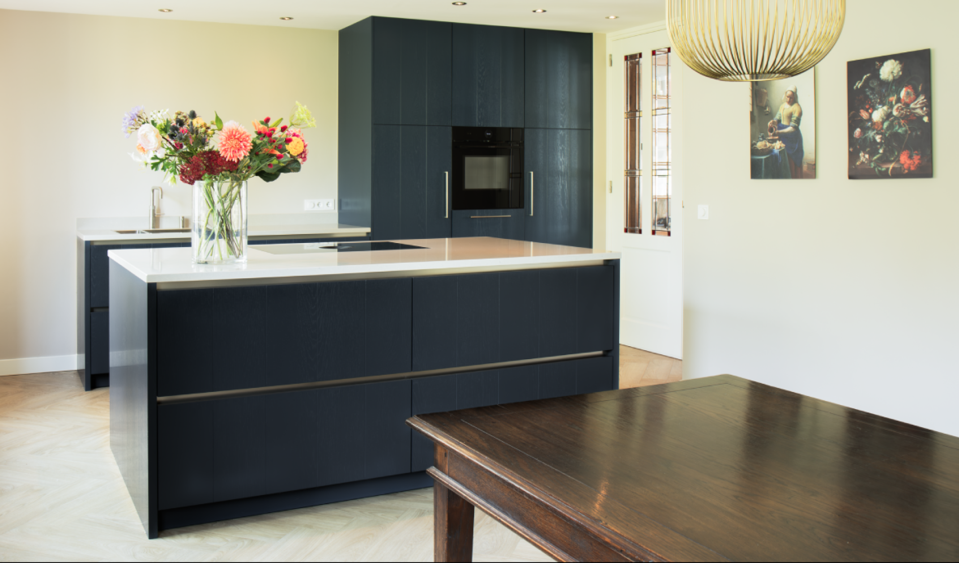 Donkerblauwe fineer keuken