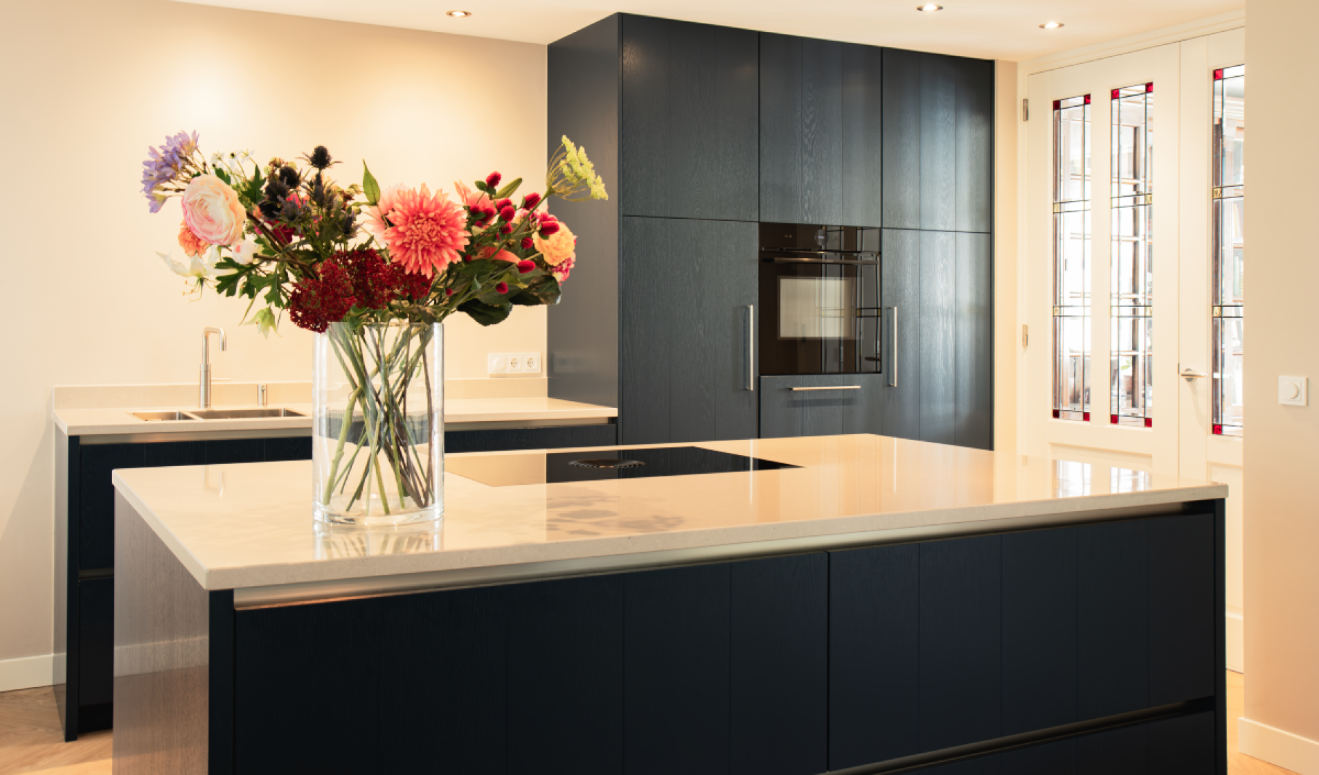 keuken met donkerblauw fineer