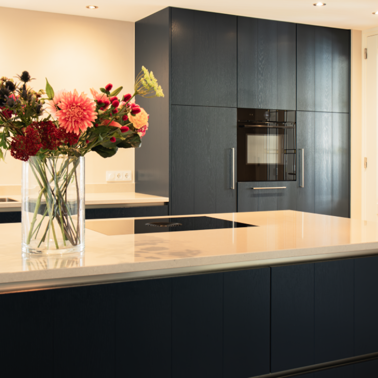 keuken met donkerblauw fineer