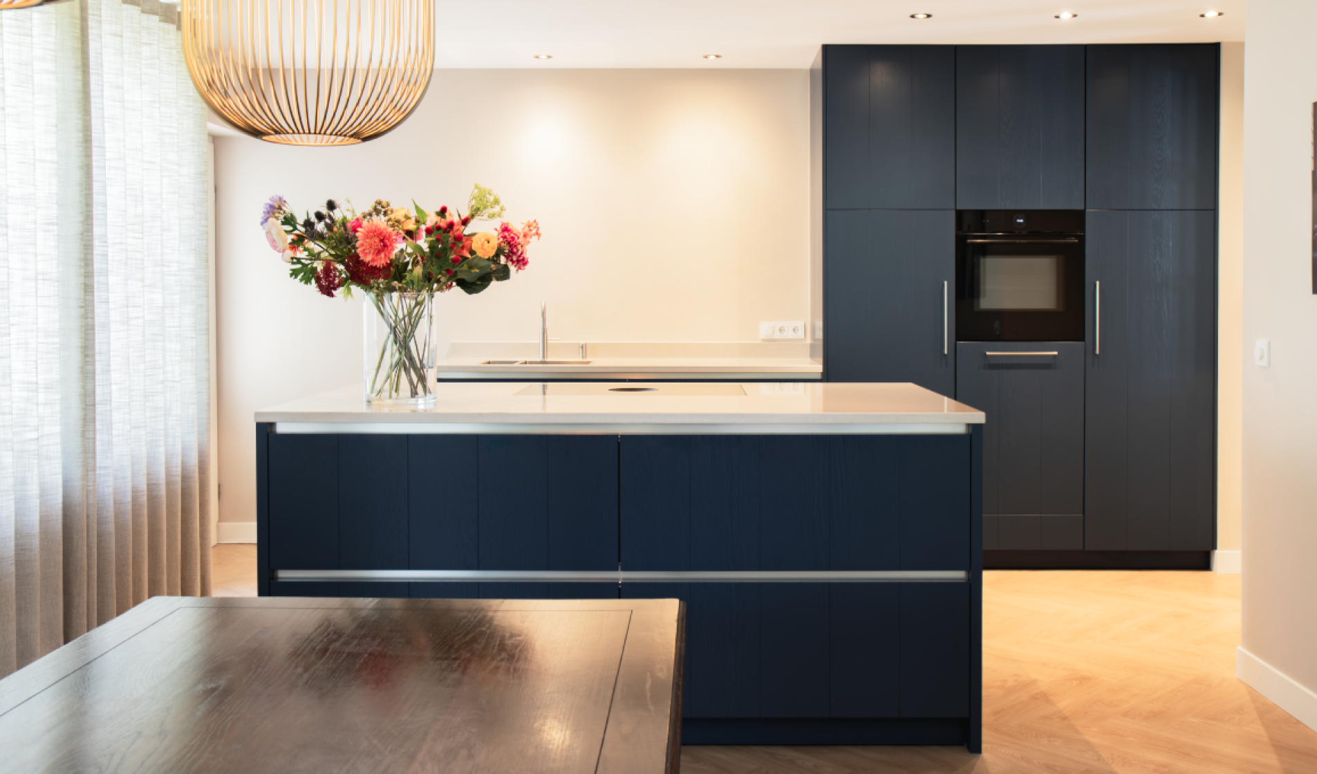 keuken met donkerblauw fineer