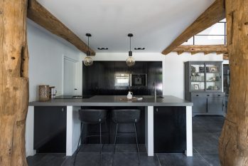 Tijdloze keuken met zwarte kastenwand
