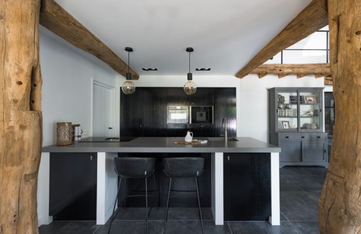 Tijdloze keuken met zwarte kastenwand