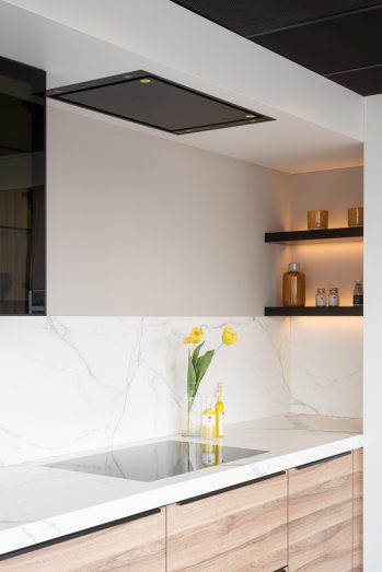 Houtlook keuken met licht werkblad