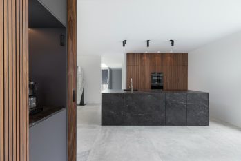 Luxueuze keuken met milano noten kastenwand