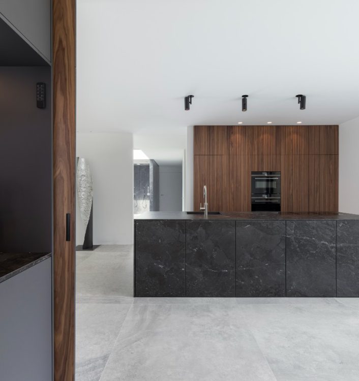 Luxueuze keuken met milano noten kastenwand