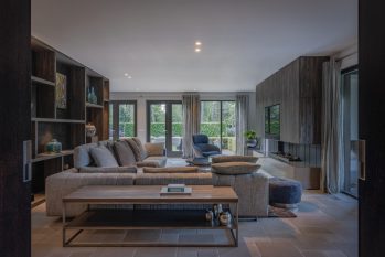 livingroom met roomdivider en TV-meubel