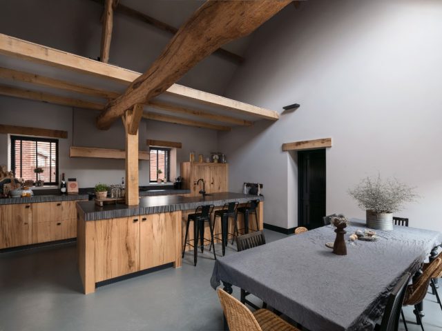 Robuuste keuken met veel hout