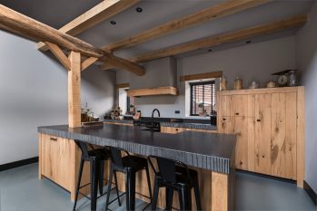 Robuuste keuken met dik werkblad