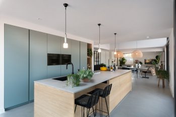 minimalistische keuken met kookeiland en bar