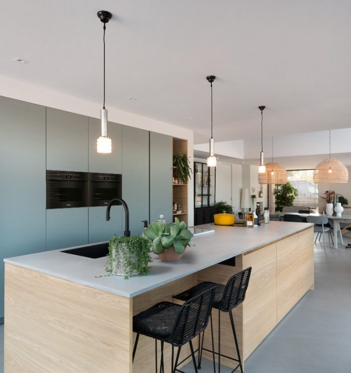 minimalistische keuken met kookeiland en bar