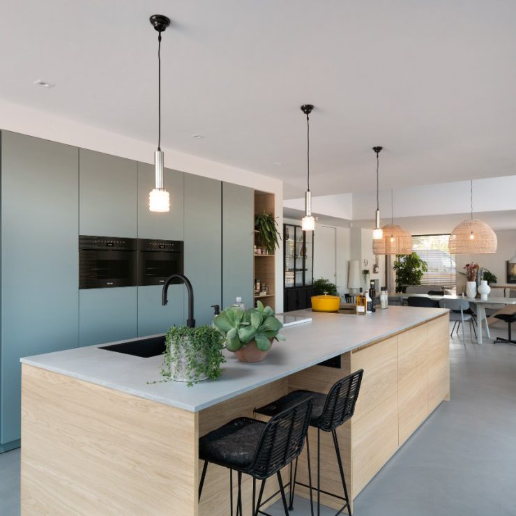 minimalistische keuken met kookeiland en bar