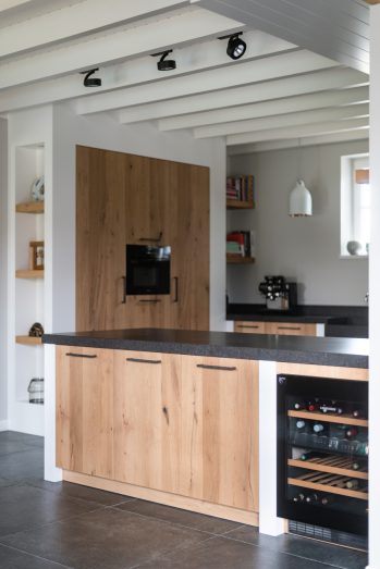 tijdloze keuken met wijnklimaatkast