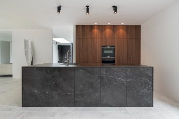 stijlvolle keuken met donker kookeiland